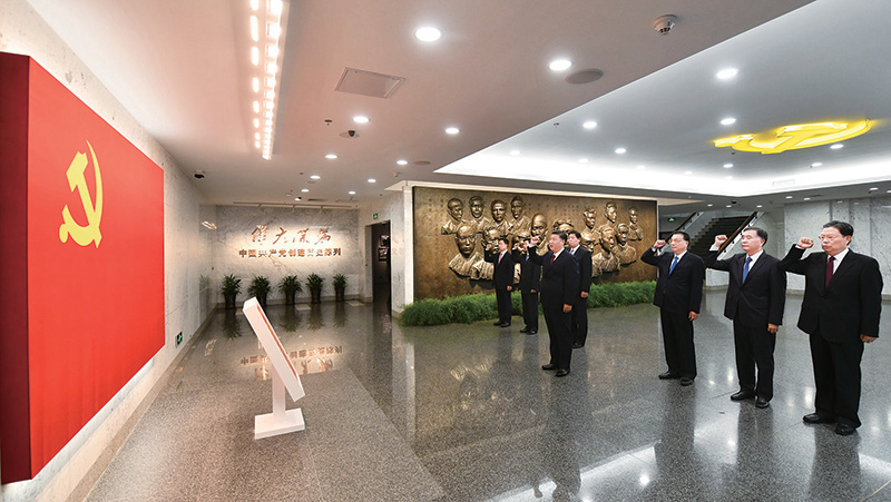 2017年10月31日，中共中央總書記、國家主席、中央軍委主席習近平帶領中共中央政治局常委李克強、栗戰書、汪洋、王滬寧、趙樂際、韓正，瞻仰上海中共一大會址和浙江嘉興南湖紅船。這是31日上午，在上海中共一大會址紀念館，習近平帶領其他中共中央政治局常委同志一起重溫入黨誓詞。 